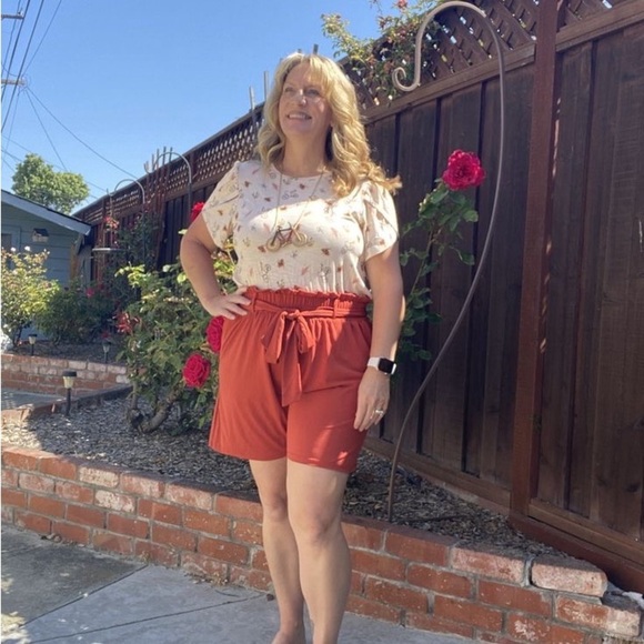 LuLaRoe Pants - Lularoe Ella rust paper bag waist shorts M
